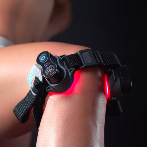 MOVE+ Pro device applied to a knee, with LED and laser technology for pain relief and muscle recovery.